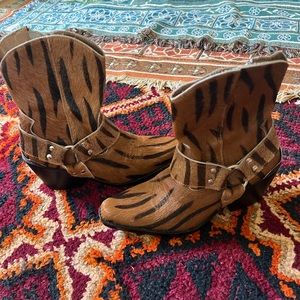 Wandering Coyote Le Tigre boots SIZE: 39 US: 8